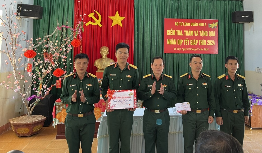Đại tá Đỗ Thanh Xuân - Phó Chủ nhiệm Chính trị Quân khu 5 tặng quà cho cán bộ, chiến sĩ Đại đội Bộ binh 2